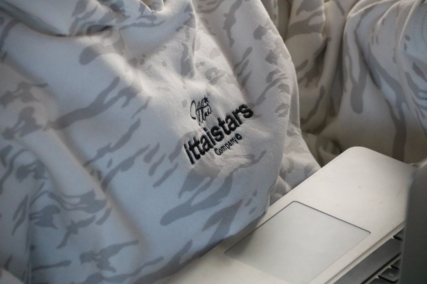HOY 18:30 HS - SUDADERA KAMUFLERT